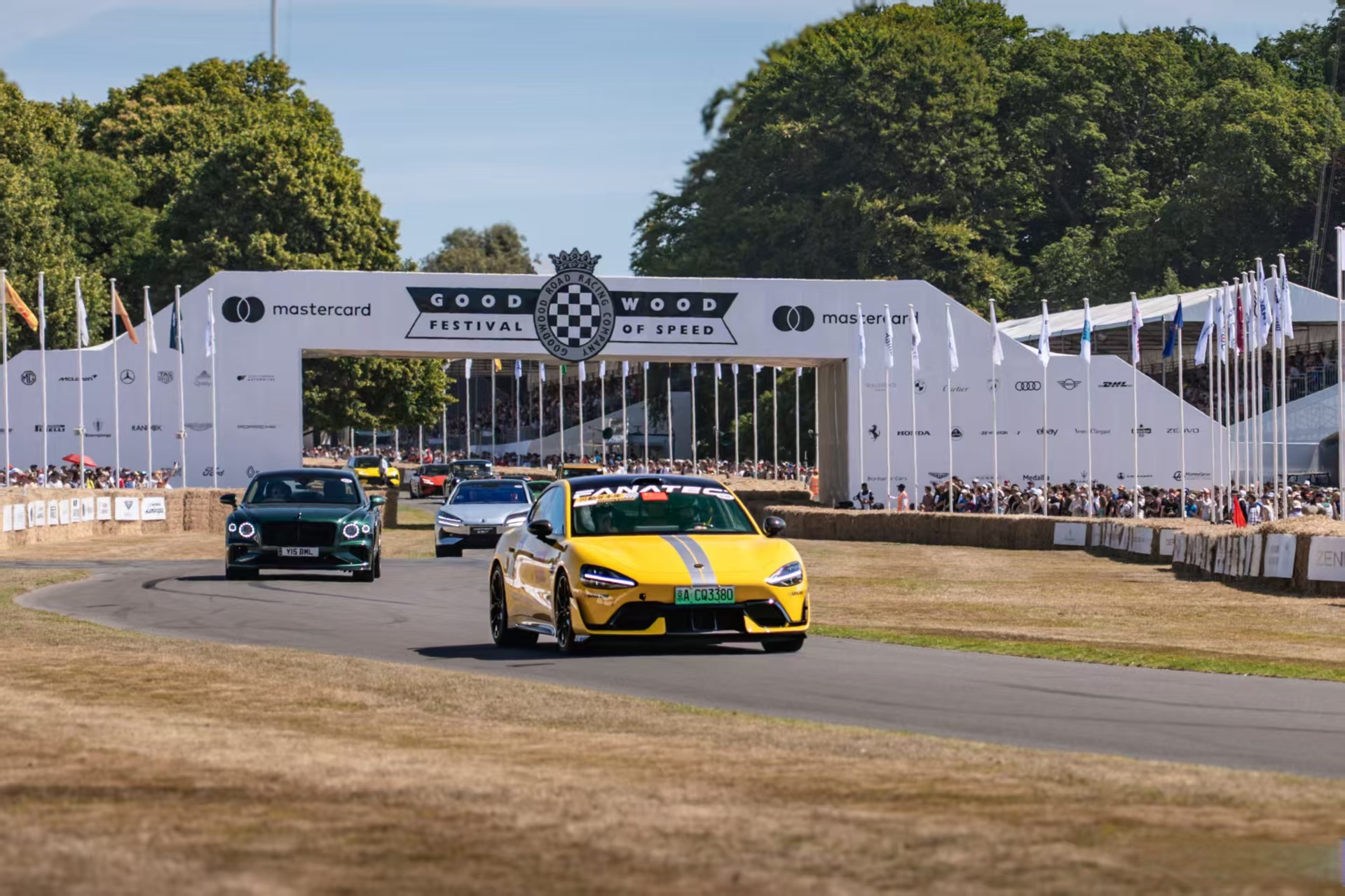 梅赛德斯横扫阿斯顿马丁，阿隆索点燃赛场